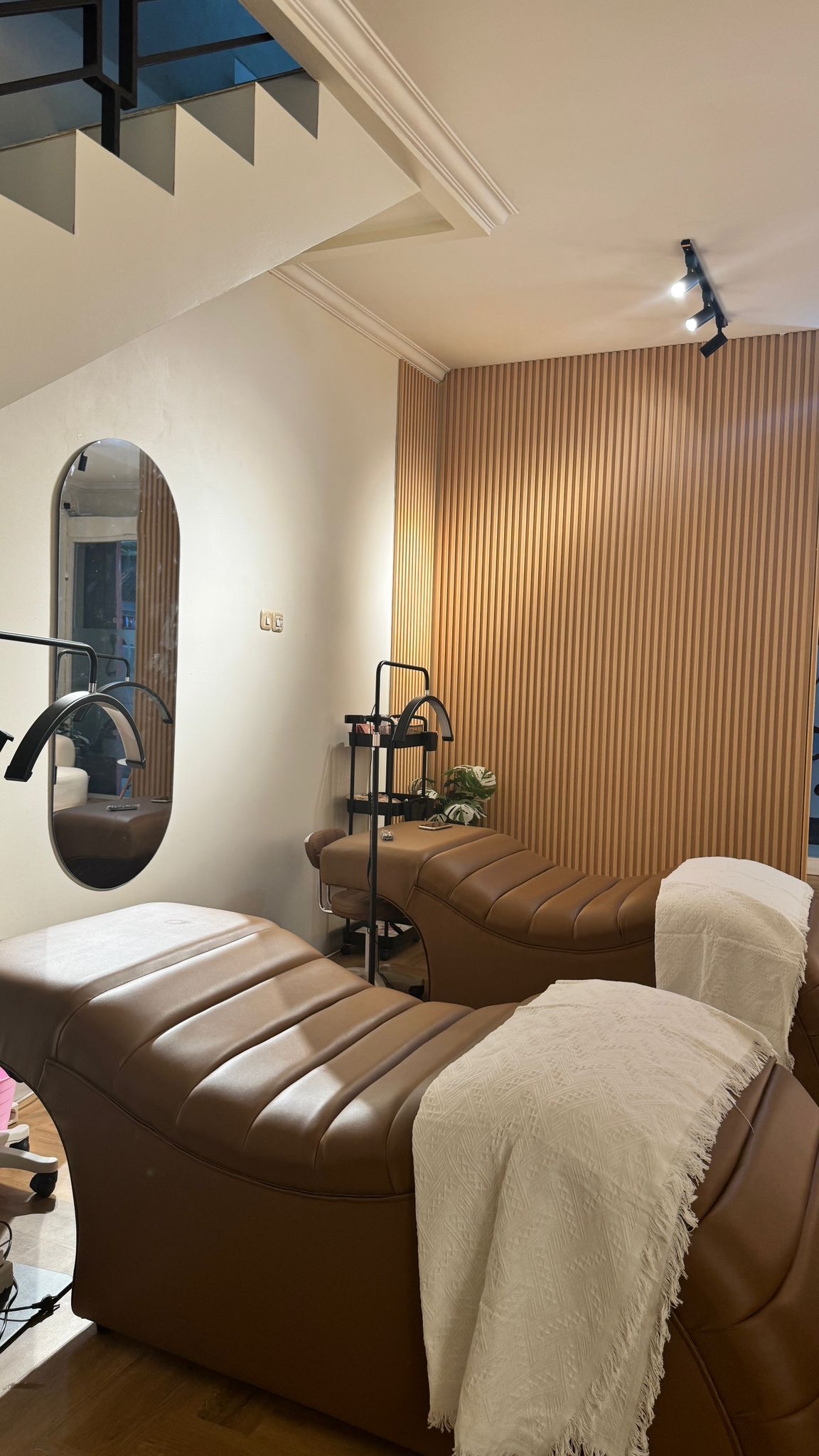 DYVA beauty bar eyelash extention beds